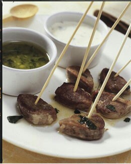 PINCHOS DE SOLOMILLO CON DOS SALSAS