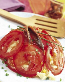 ENSALADILLA DE HUEVOS, TOMATE Y ANCHOAS
