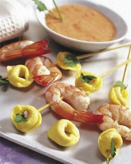 BROCHETAS DE TORTELLINI CON SALSA FRIA DE TOMATE