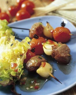BROCHETAS DE TERNERA Y CEBOLLITAS FRANCESAS