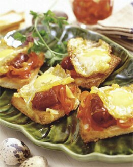 TOSTAS DE CHISTORRA CON HUEVOS DE CODORNIZ