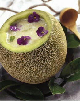 MELON RELLENO DE CUANTREAU Y VIOLAS