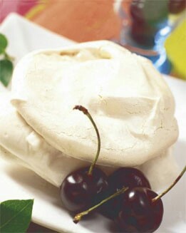 MERENGUES CON CREMA DE CEREZAS