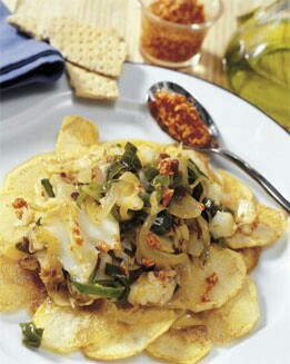 PATATAS CON AJO ARRIERO  Y SALSA DE PIMIENTOS