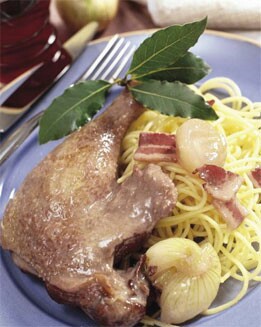 ESPAGUETI CON MUSLOS DE PATO CONFITADOS