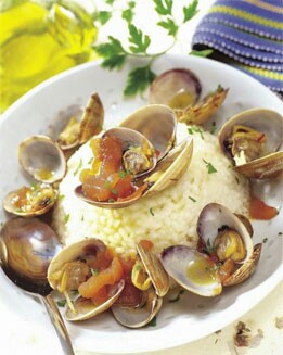 MOLDE DE ARROZ CON COQUINAS EN SALSA DE AZAFRÁN