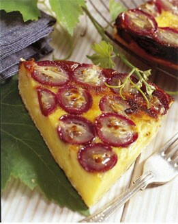 TARTA DE UVAS CON SALSA DE YOGUR