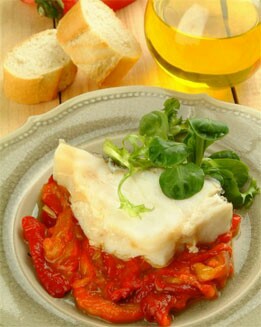 LOMOS DE BACALAO CON ENSALADA DE PIMIENTOS