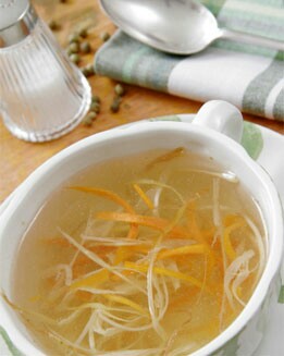 CALDO VEGETAL CON CRUJIENTE DE VERDURAS