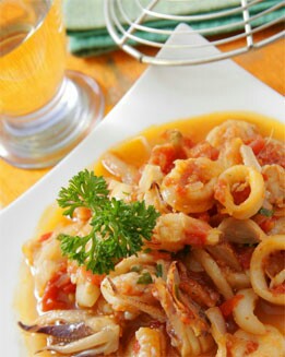 CALAMARES CON GAMBAS AL AJO ARRIERO