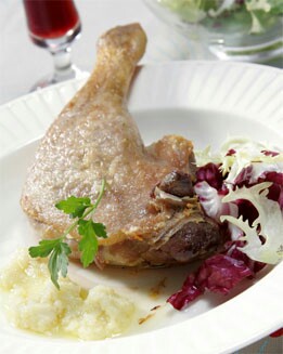 PATO CONFITADO CON  SALSA DE AJOS