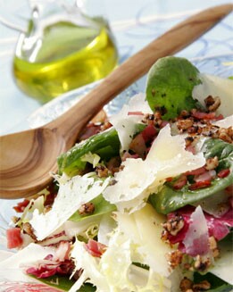 ENSALADA CON BACÓN CRUJIENTE Y QUESO