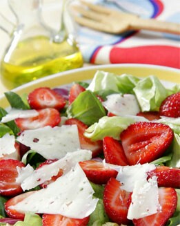 ENSALADA DE FRESAS Y QUESO PARMESANO