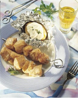 BROCHETAS DE SALMÓN CON PATATAS A LA PAPILLOTE
