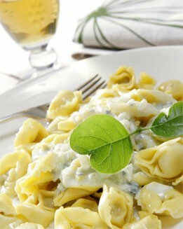 PASTA RELLENA CON SALSA CUATRO QUESOS