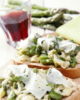 TOSTAS CON REVUELTO DE  ESPÁRRAGOS