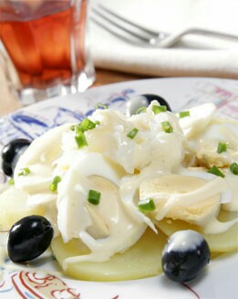 ENSALADA DE HUEVO, PATATA Y BACALAO
