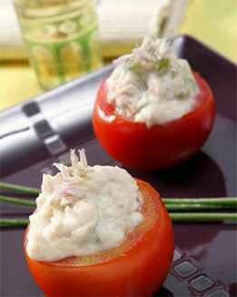 TOMATES RELLENOS DE ENSALADILLA