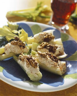 QUESO CON PIMENTÓN Y NUEZ EN BARQUITAS DE APIO