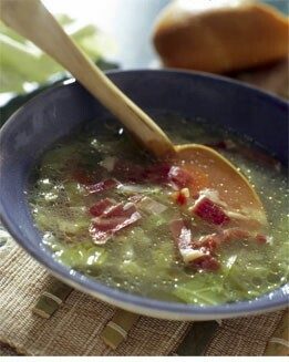 SOPA CON GUARNICIÓN DE COL
