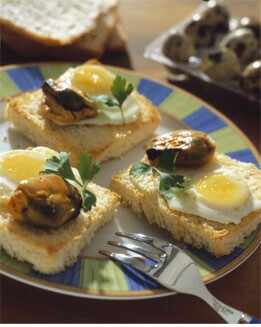 HUEVOS DE CODORNIZ SOBRE MEJILLONES EN ESCABECHE