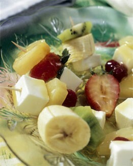 BROCHETAS DE FRUTAS Y QUESO FRESCO