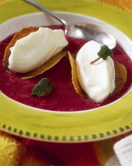 SOPA DE FRUTAS ROJAS Y REQUESÓN