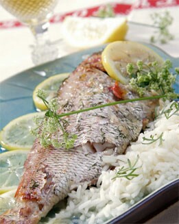 FRITOS DE PESCADO CON ENSALDA DE MELOCOTÓN