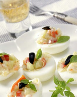 HUEVOS RELLENOS CON ENSALADA DE CANGREJO