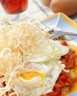 HUEVOS FRITOS CON FIDEOS CRUJIENTES
