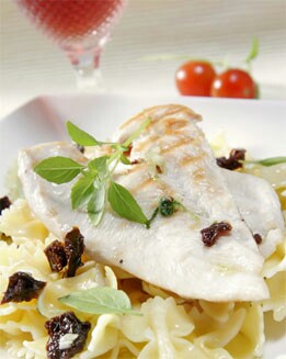 PASTA CON PESTO ROJO Y POLLO
