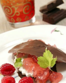MILHOJAS DE FRAMBUESA Y QUESO CON CHOCOLATE