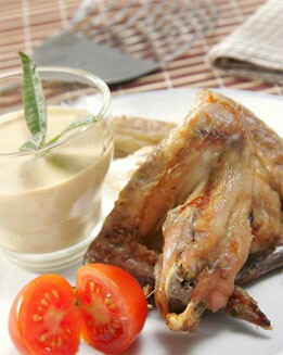 ALITAS ASADAS CON ALMENDRAS Y SALSA DE NARANJA