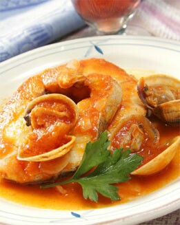 MERLUZA CON ALMEJAS EN SALSA DE TOMATE