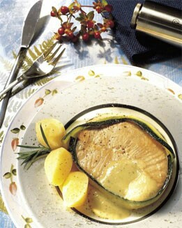 MEDALLONES DE SALMÓN EN SALSA DE CALABACÍN