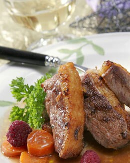 MAGRET A LA PLACHA CON SALSA DE VINO Y VERDURAS