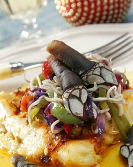 MERLUZA  CON PERCEBES AL AZAFRÁN