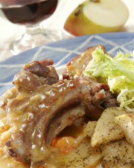 COSTILLAS GUISADAS CON GUARNICIÓN DE MANZANA
