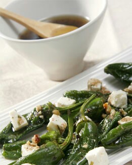 ENSALADA DE PIMIENTOS DE PADRÓN Y QUESO FETA