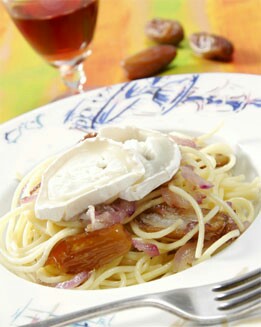 ESPAGUETI CON CEBOLLA ROJA Y DÁTILES