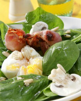 ENSALADA DE ESPINACAS CON HUEVO ESCALFADO
