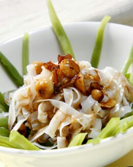 PASTA DE ARROZ CON VERDURAS Y SALSA DE AVELLANAS