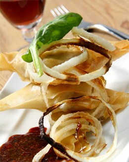 CRUJIENTE DE SOLOMILLO CON SALSA DE FRESAS