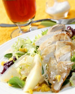 ENSALADA DE POLLO Y SALSA ROSA