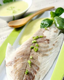 DORADA A LA SAL CON SALSA DE PEPINOS