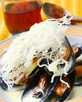 MEJILLONES CON FIDEOS CRUJIENTES