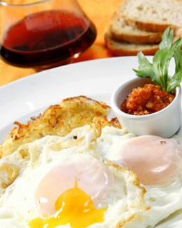 HUEVOS FRITOS CON PATATAS Y SALSA ROMESCO