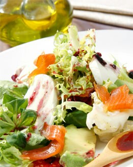ENSALADA DE MOZZARELLA, SALMÓN  Y AGUACATE
