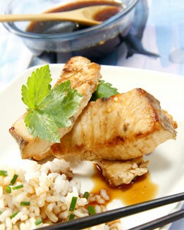 EMPERADOR CON SALSA TERIYAKE Y ARROZ