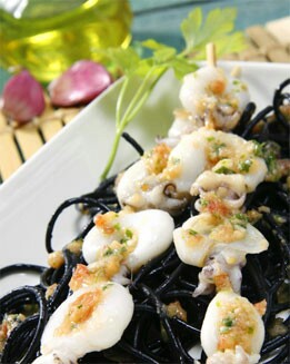 ESPAGUETI NEGROS CON BROCHETAS DE SEPIA